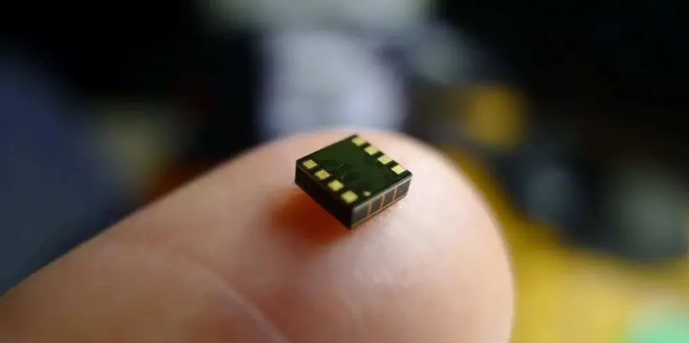 前置微小信号放大器如何为MEMS传感器测试提供激励信号？